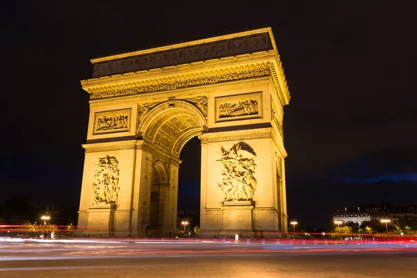 Belysta Triumfbågen med lätta räcken av passerande trafik i Paris — Stockfoto