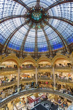 İnsanlar Paris, Fransa 'daki Lafayette mağazasından alışveriş yapıyorlar.