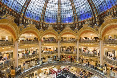 İnsanlar Paris, Fransa 'daki Lafayette mağazasından alışveriş yapıyorlar.