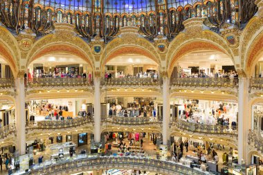İnsanlar lüks Paris, Fransa'nın Lafayette galeries alışveriş