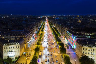 Street, ünlü Champs Elysees Paris trafikte ve aydınlatma ile