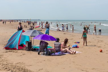 Sahil ziyaretçiler rahatlatıcı Hollandalı Scheveningen Plajı