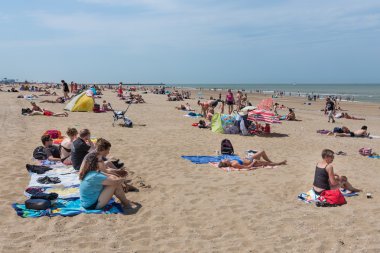 Sahil ziyaretçiler rahatlatıcı Hollandalı Scheveningen Plajı