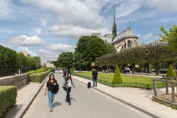 Turisták, séta a Notre Dame-katedrális, Paris, Franciaország — Stock Fotó