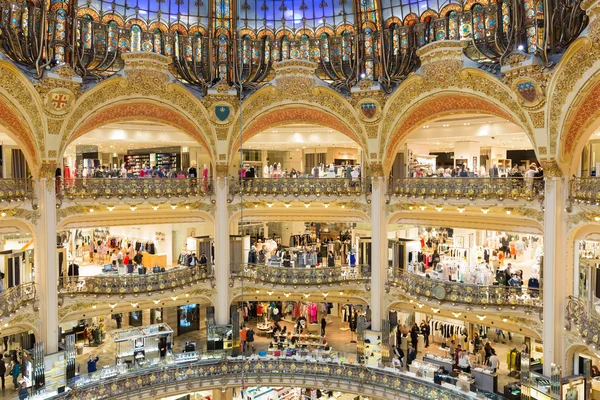 Mensen winkelen in luxe Lafayette Avenue van Parijs, Frankrijk — Stockfoto