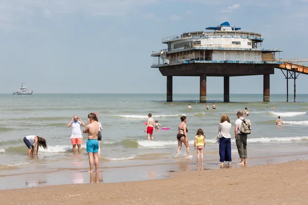 Pier Scheveningen yakınındaki Hollanda Plajı'nda Sahil ziyaretçiler — Stok fotoğraf