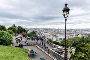 Turistler hayran Basilique du Sacré Coeur Paris manzarası