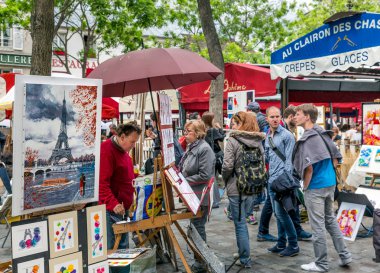 Turistler Place du Tertre içinde Montmartre, Paris, Fransa