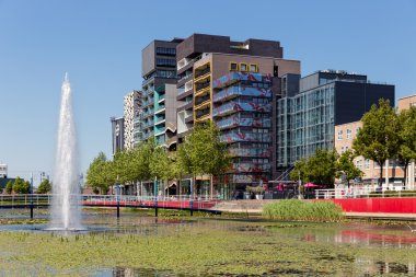 Şehir Manzaralı Lelystad gölet ve Çeşme, Hollanda