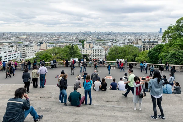 Turistas admirando el horizonte de París desde el Sacre Coeur —  Fotos de Stock