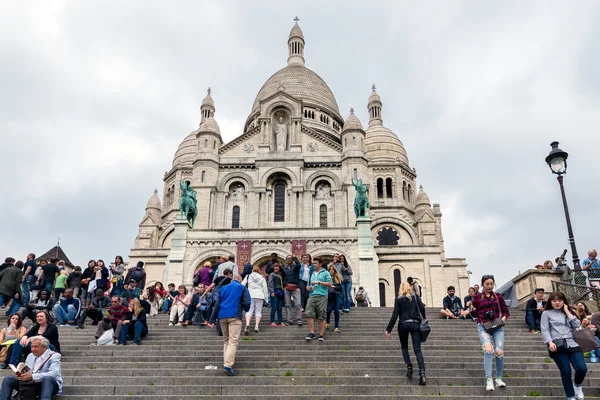 Turister gå i trappor av Sacre Coeur i Paris i Frankrike — Stockfoto