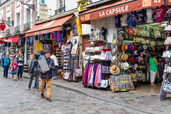 Turystów, którzy chodzą w pobliżu sklepy z pamiątkami Montmartre, Paryż, Francja — Zdjęcie stockowe