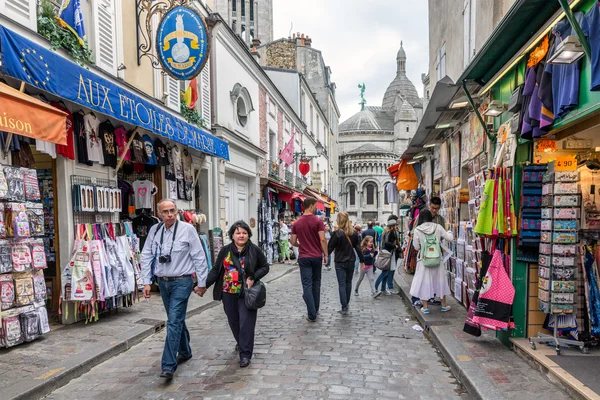 Toeristen lopen in de buurt van de souvenirwinkels van Montmartre, Paris, Frankrijk — Stockfoto