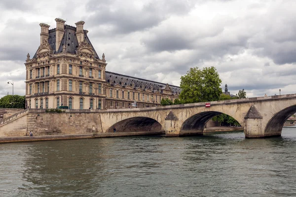 Pont Royal over de Seine in Parijs met uitzicht op het Louvre — Stockfoto