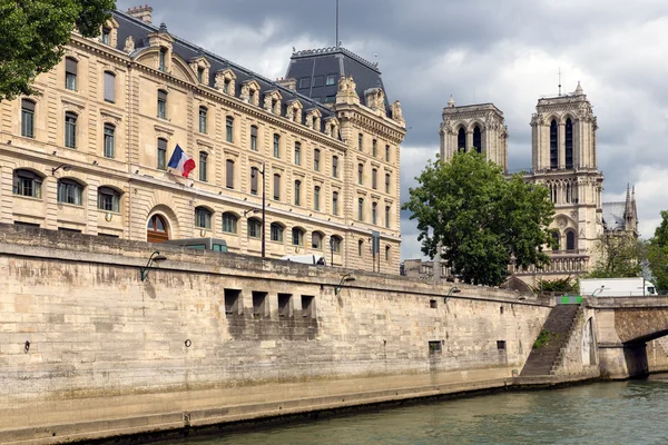 Vista em Notre Dame, em Paris, de navio no rio Sena — Fotografia de Stock