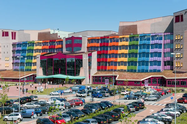 Personnes visitant le nouvel hôpital moderne d'Isala à Zwolle, Pays-Bas — Photo