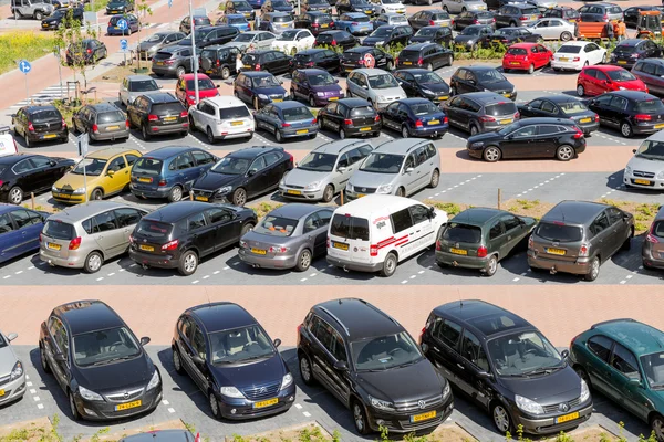 Luchtfoto parkeerplaats Isala ziekenhuis in Zwolle, Nederland — Stockfoto