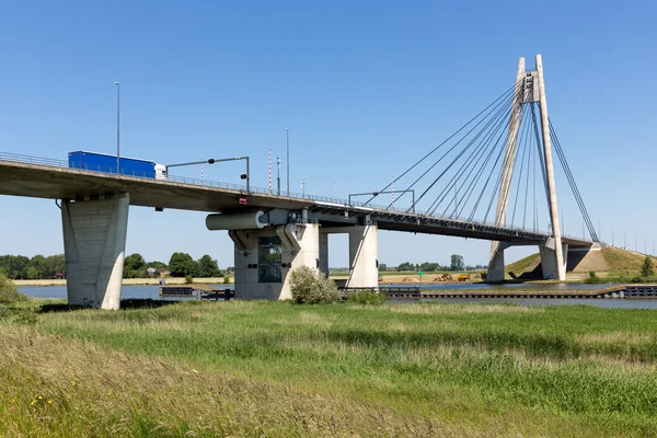 Río IJssel con puente cerca de Kampen en los Países Bajos —  Fotos de Stock