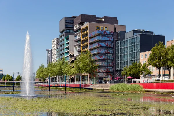 Vue sur la ville de Lelystad avec étang et fontaine, aux Pays-Bas — Photo