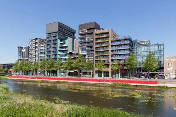Vue ville de Lelystad avec étang aux Pays-Bas — Photo