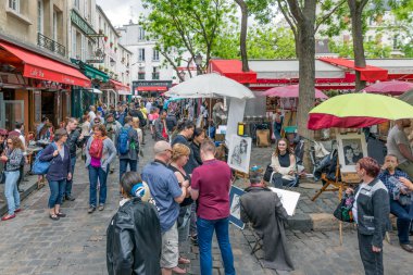 Turistler Place du Tertre içinde Montmartre, Paris, Fransa