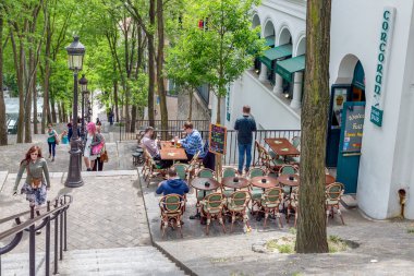Montmartre, Paris yakınlarında Irish pub ile merdiven çıkma turist
