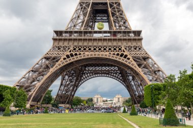 Eiffel Tower yakınındaki turistlerle Roland Garros Paris, Fransa'da büyük tenis topu
