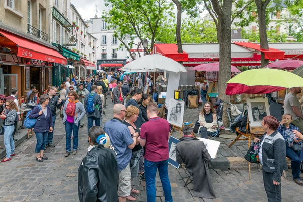 Τουρίστες που επισκέπτονται την πλατεία Place du Tertre στην Μονμάρτη, Παρίσι, Γαλλία — Φωτογραφία Αρχείου