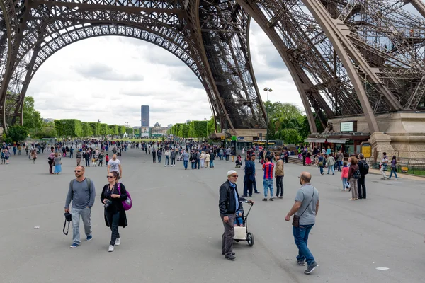 Tourists near the Eiffel tower, main attraction of Paris — Stockfoto
