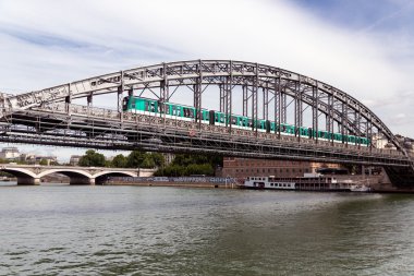 Paris'te Seine Nehri üzerinden geçen metro ile köprü