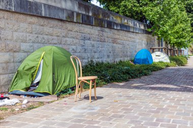 Paris'te Seine nehir evsizlere çadır