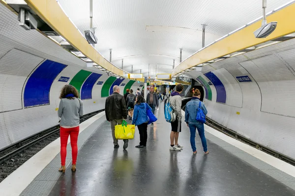 Voyageurs en attente à la station de métro Place Italie à Paris, France — Photo