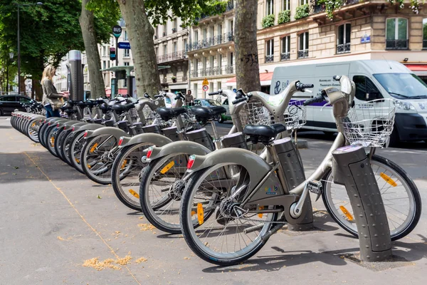 Reisende warten an einer U-Bahn-Station in Paris, Frankreich — Stockfoto