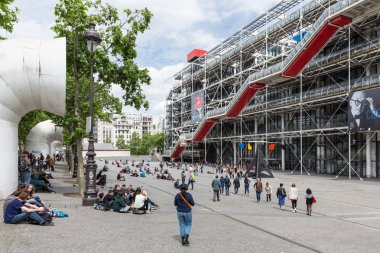 Turistler rahatlatıcı önünde Centre Pompidou Paris, Fransa