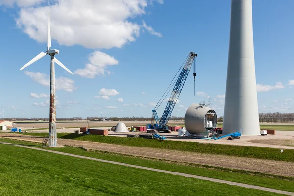 Zemědělská půda se stavebními pracemi na největším větrném parku Nizozemska — Stock fotografie