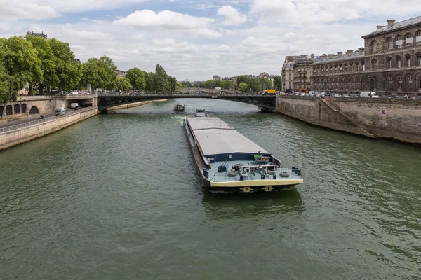 Barge at river Seine downtown in Paris, France — Stock Photo, Image