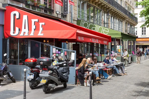 Onbekende mensen zitten op een terrasje centrum in Parijs, Frankrijk — Stockfoto