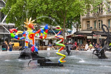 Centre Pompidou yakınındaki çeşme ile Paris modern sanat