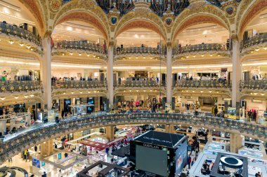 İnsanlar Paris, Fransa 'daki Lafayette mağazasından alışveriş yapıyorlar.