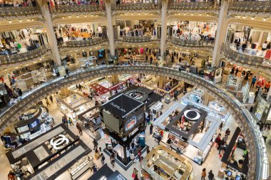 İnsanlar Paris, Fransa 'daki Lafayette mağazasından alışveriş yapıyorlar.