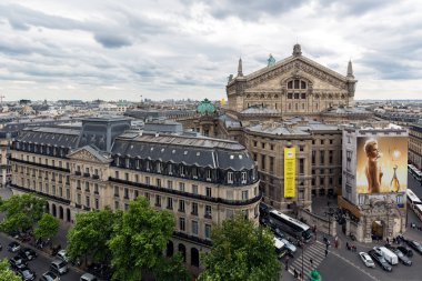 Paris opera binası ile havadan görünümü