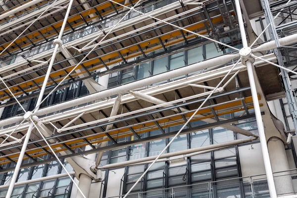 Cephe ile yürüyen ünlü Centre Pompidou Paris, Fransa — Stok fotoğraf