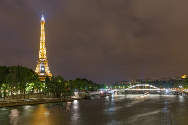 Skyline из Парижа с Эйфелевой башней ночью — стоковое фото