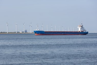 Kargo ile Hollanda deniz gemi ve rüzgar türbinleri