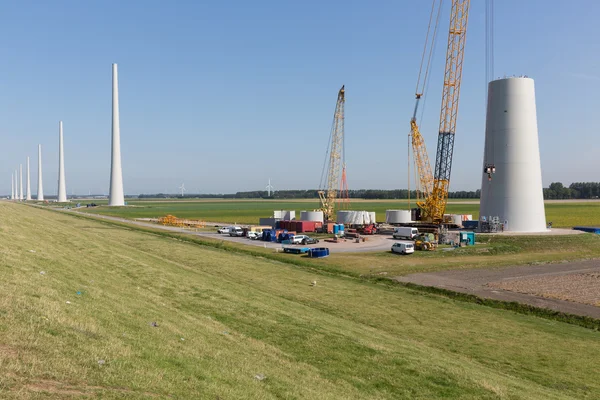Terrenos agrícolas neerlandeses com estaleiro de construção de novas turbinas eólicas — Fotografia de Stock