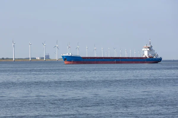 Голландское море с грузовым судном и ветряными турбинами — стоковое фото