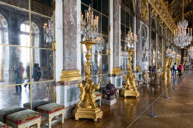 Aynalar Hall Palace Versailles Paris, Fransa hayran ziyaretçi