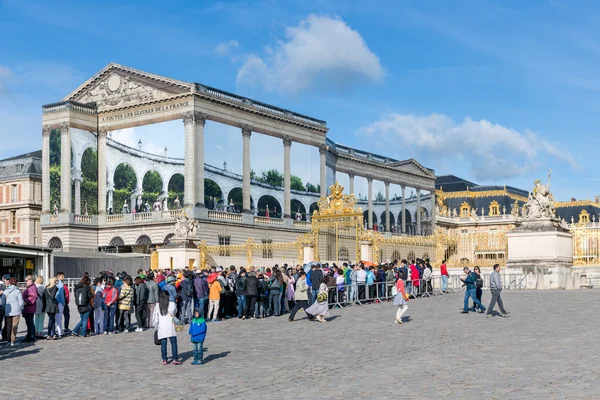 Besökare väntar i kö för att besöka slottet i Versailles, Paris, Frankrike — Stockfoto