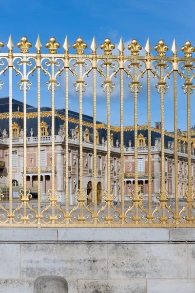 Portão dourado do Palácio de Versalhes perto de Paris, França — Fotografia de Stock