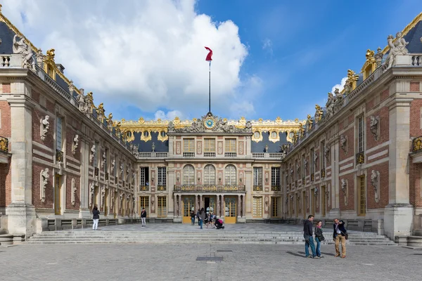 Відвідувачів прогулянки у дворі Версальський палац поблизу Парижа, Франція — стокове фото